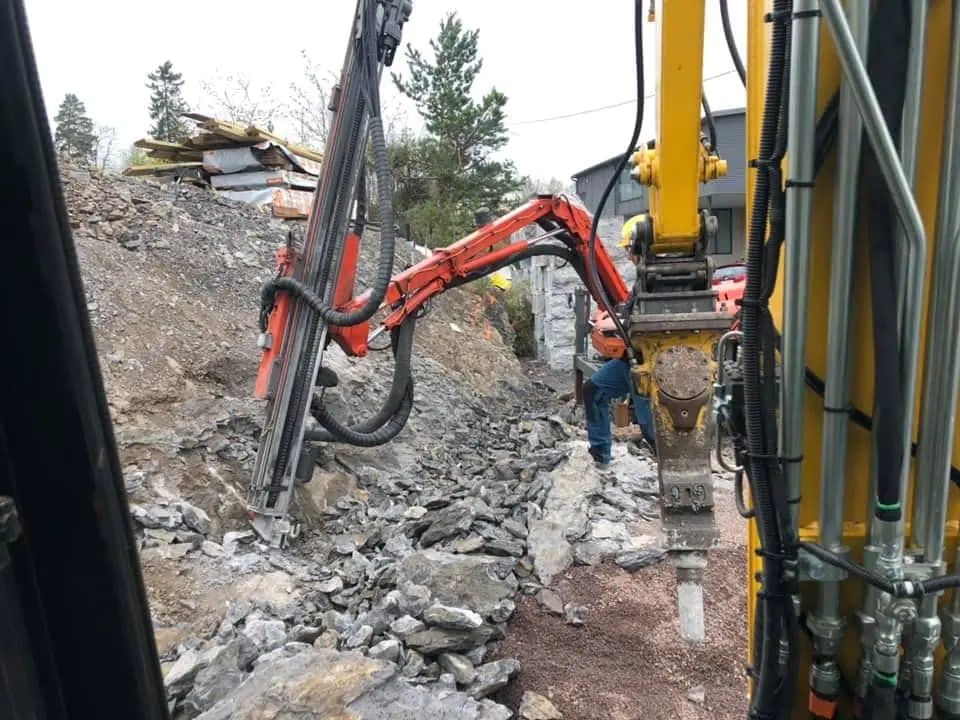 Anleggsmaskiner i arbeid med grave- og grunnarbeid