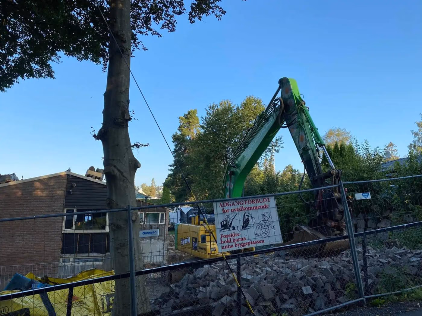 Graving og anleggsarbeid med gravemaskin i Bærum, fokus på jordarbeid, fundament og tomteforberedelse. Profesjonell bygg- og graveservice for private og bedrifter.