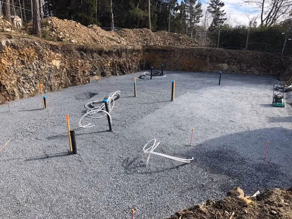 Grunnarbeid med grus og forberedelse for bygging, utført av Bærum Bygg og Graveservice, spesialisert på grunnarbeid og gravearbeid i Bærum.