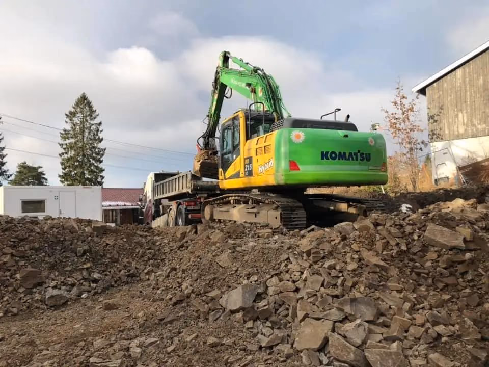 Gravemaskin fra Komatsu som utfører gravearbeid og jordarbeid for bygg- og anleggsprosjekter i Bærum. Profesjonell gravetjeneste med erfarne maskinførere.