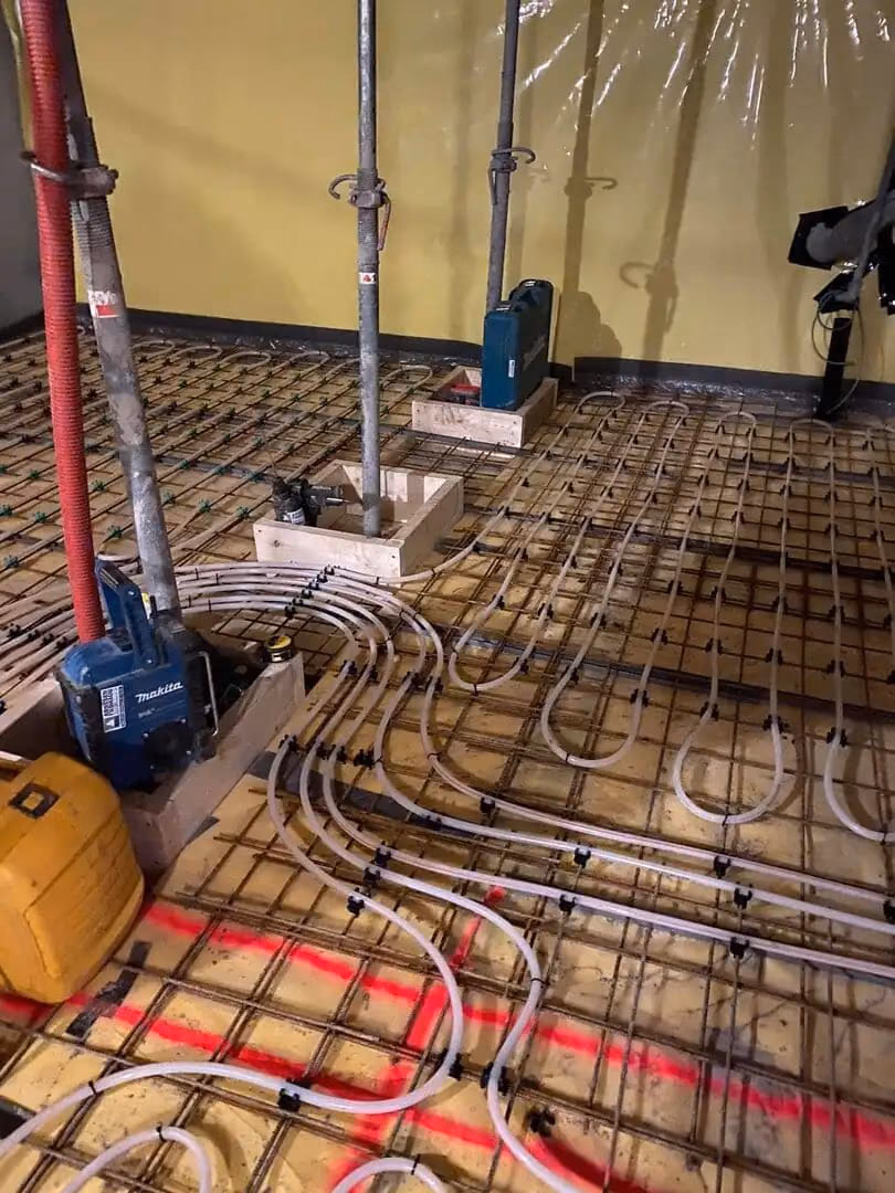 Installasjon av varmesystem med rør og elektriske komponenter for oppvarming i Bærum. Profesjonell bygg- og grave service for boliger og næringsbygg.