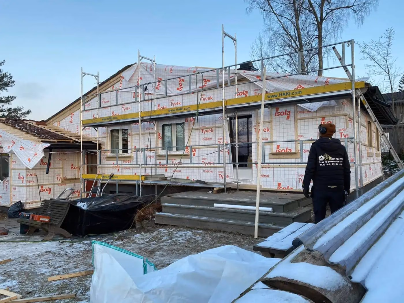 Takrenovering og bygging av nytt tak med isolasjon og stillas for sikker arbeid.