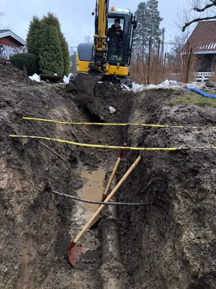 Graving for fundament og vannrør med minigraver, klar for bygging eller oppgradering av infrastruktur. Profesjonell grave- og anleggstjeneste i Bærum.