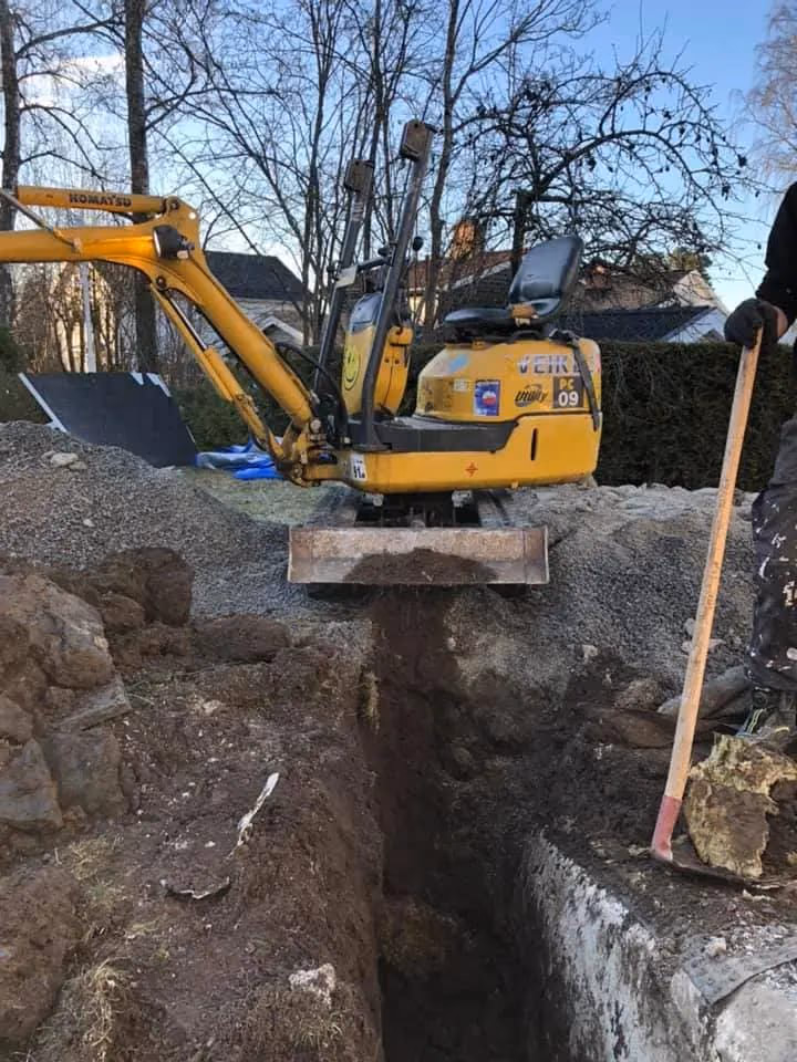 Minigraver i arbeid for gravearbeid, graveutstyr for bygg- og anleggsprosjekter, Bærum Bygg og Graveservice, utendørs bygge- og gravearbeid, profesjonell maskinpark.