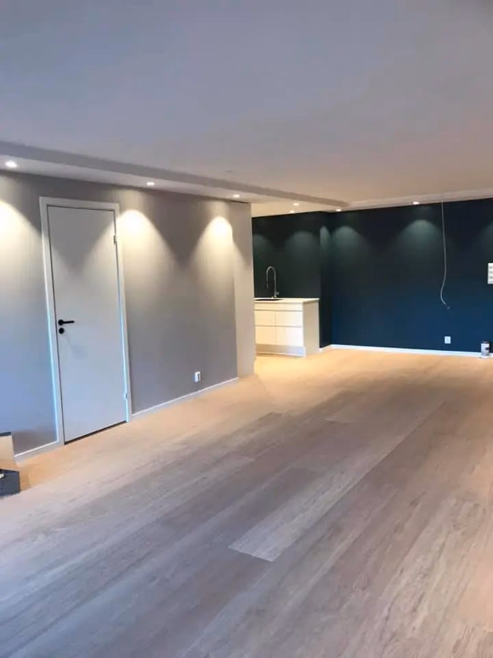 Elegant rom med nyrenovert kjøkken og gulv, perfekt for boligforbedring og interiørdesign i Bærum.