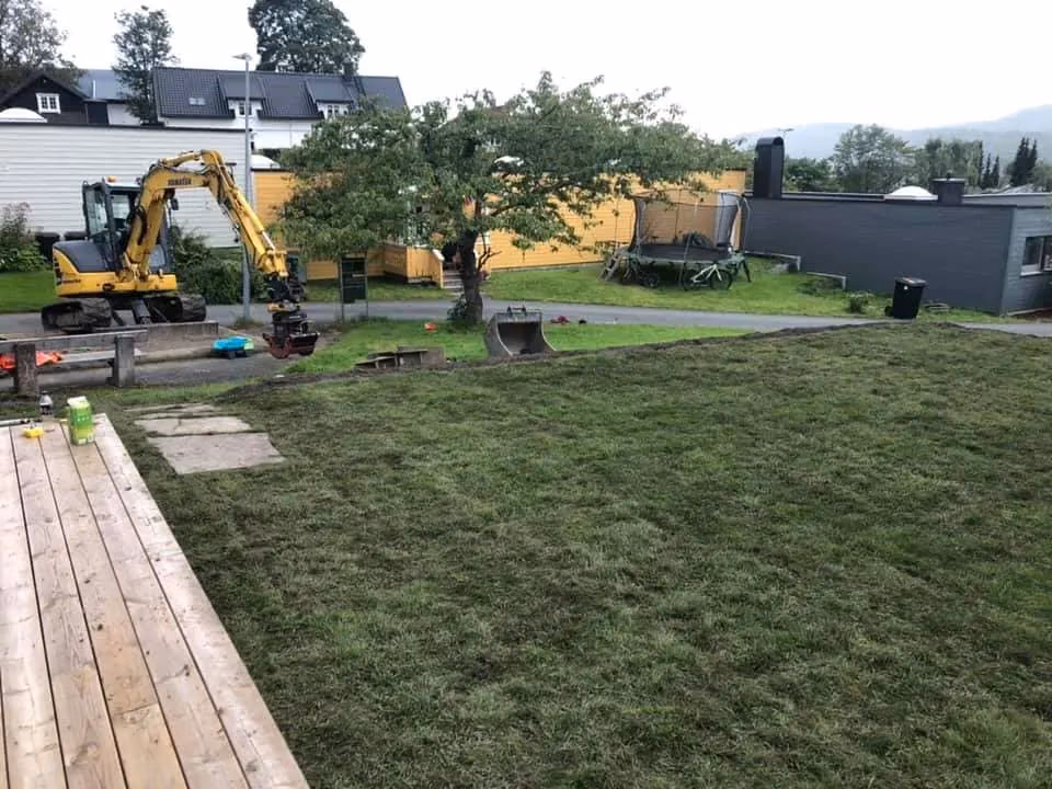 Graveservice og anleggsarbeid med gravemaskin i hagen, ferdigstillelse av uteområde, profesjonell anleggstjeneste i Bærum.