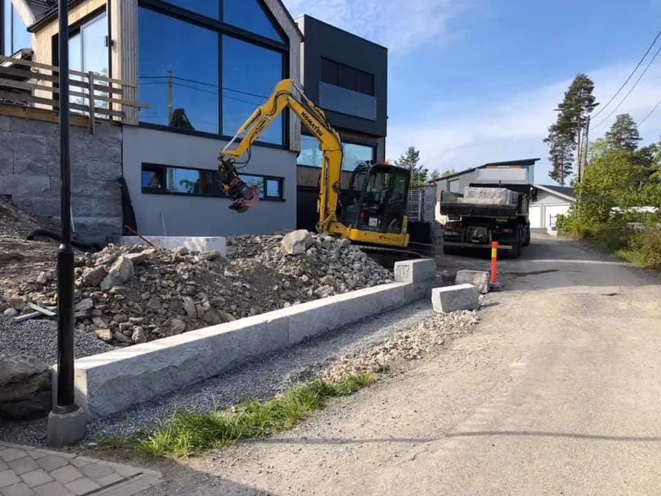 Effektiv utgraving med gravemaskin for oppussing, vei- og hagearbeid i Bærum. Profesjonell bygg- og graveservice for private og bedrifter.