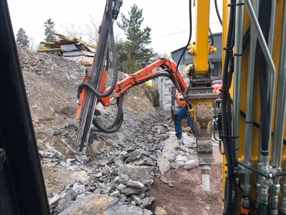 Effektiv grave- og grunnarbeid med anleggsmaskiner for bygg og infrastruktur.