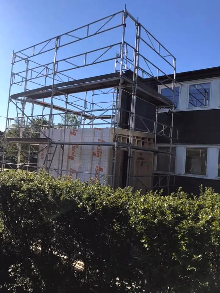 Effektiv bygg- og gravearbeid med sikker stillasinstallasjon for boligforbedring.